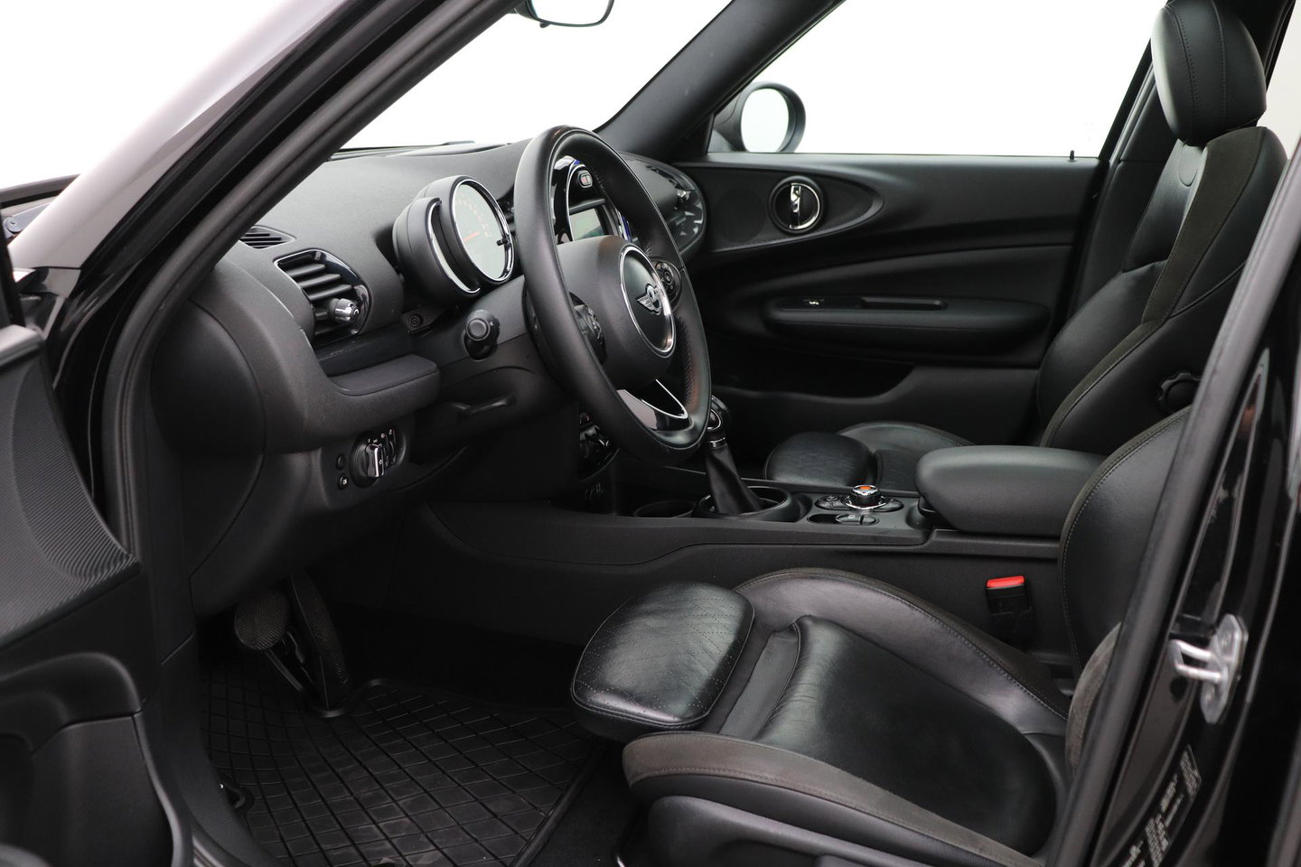 MINI Clubman 1.5 One D Chili Serious Business | Panoramadak | Automaat | Navigatie | Cruise Control | Airco | PDC | MINI Connected
