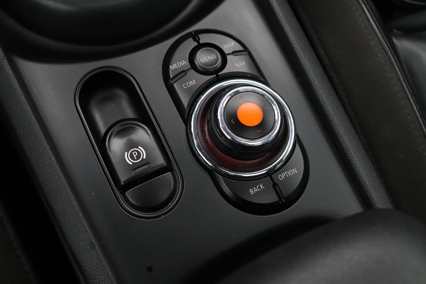 MINI Clubman 1.5 One D Chili Serious Business | Panoramadak | Automaat | Navigatie | Cruise Control | Airco | PDC | MINI Connected