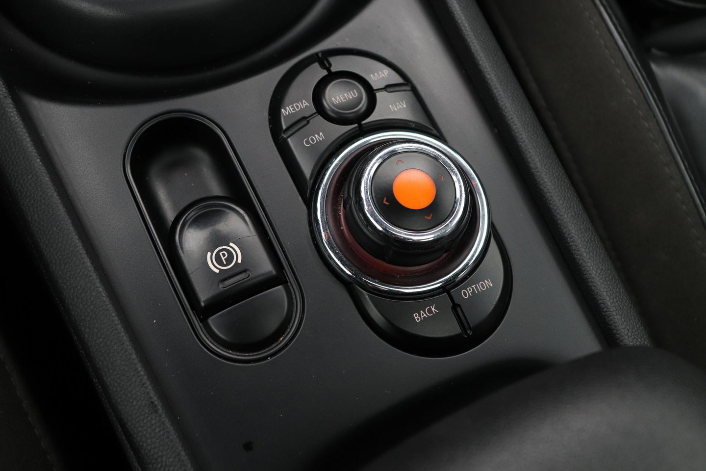 MINI Clubman 1.5 One D Chili Serious Business | Panoramadak | Automaat | Navigatie | Cruise Control | Airco | PDC | MINI Connected