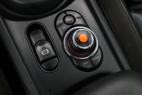 MINI Clubman 1.5 One D Chili Serious Business | Panoramadak | Automaat | Navigatie | Cruise Control | Airco | PDC | MINI Connected