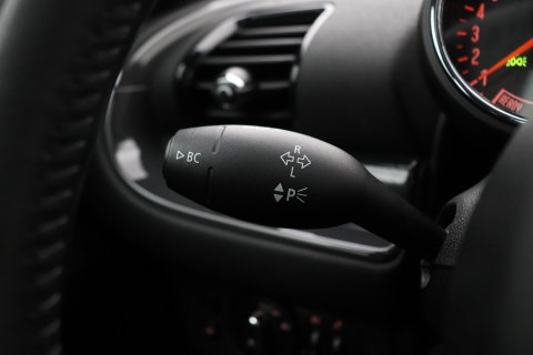 MINI Clubman 1.5 One D Chili Serious Business | Panoramadak | Automaat | Navigatie | Cruise Control | Airco | PDC | MINI Connected