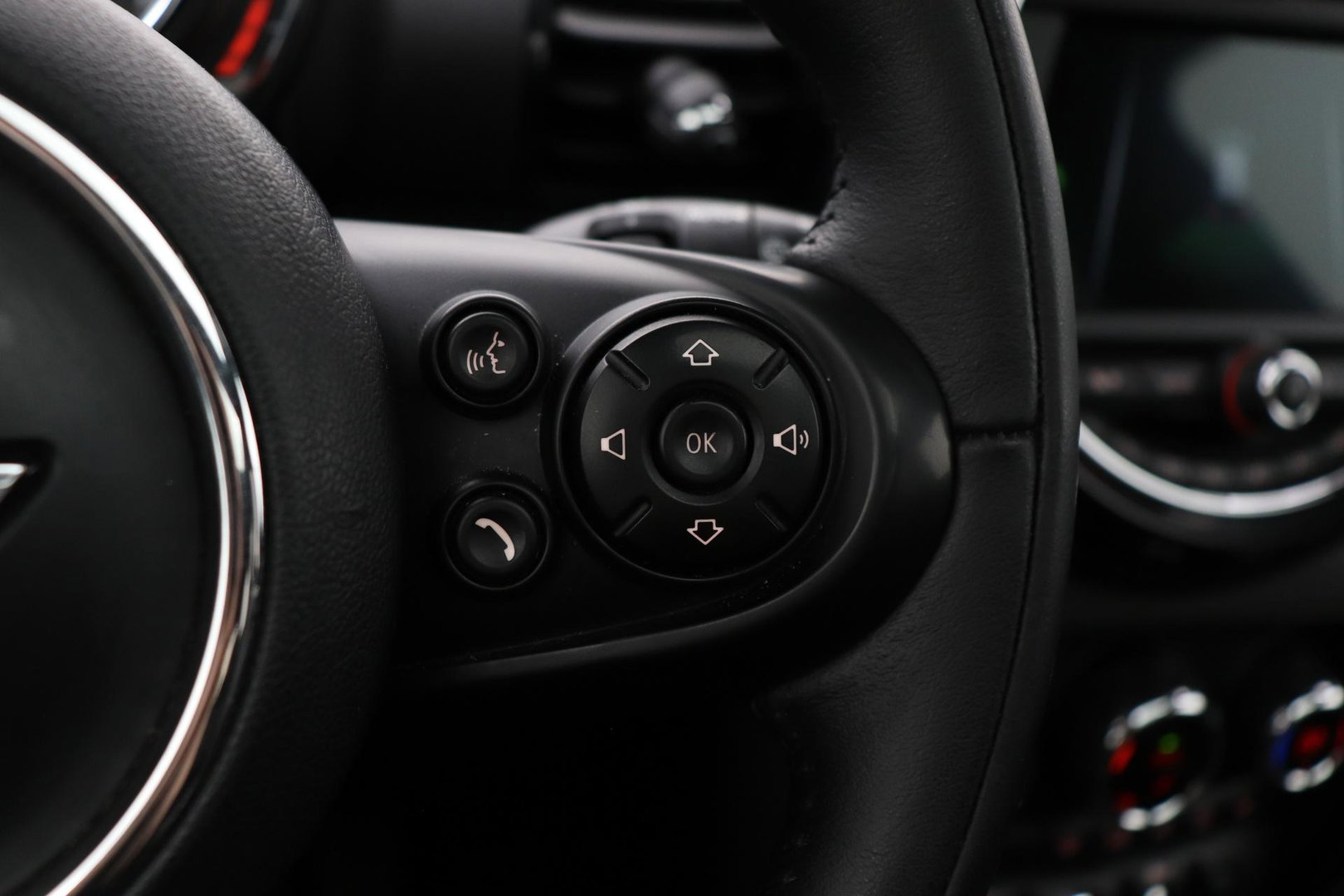 MINI Clubman 1.5 One D Chili Serious Business | Panoramadak | Automaat | Navigatie | Cruise Control | Airco | PDC | MINI Connected