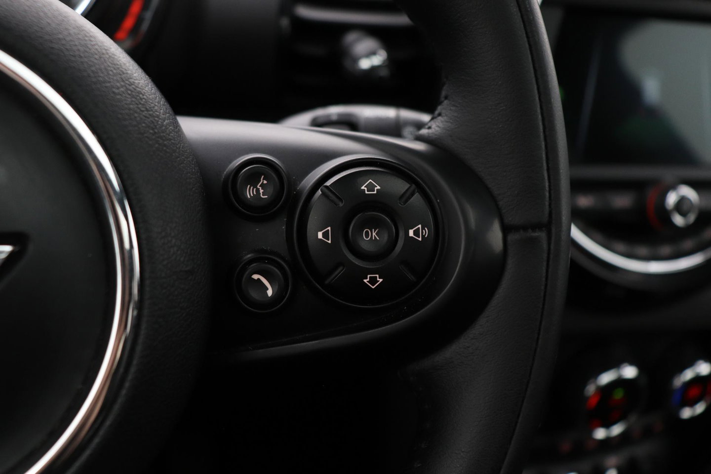 MINI Clubman 1.5 One D Chili Serious Business | Panoramadak | Automaat | Navigatie | Cruise Control | Airco | PDC | MINI Connected