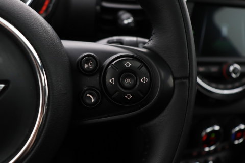 MINI Clubman 1.5 One D Chili Serious Business | Panoramadak | Automaat | Navigatie | Cruise Control | Airco | PDC | MINI Connected