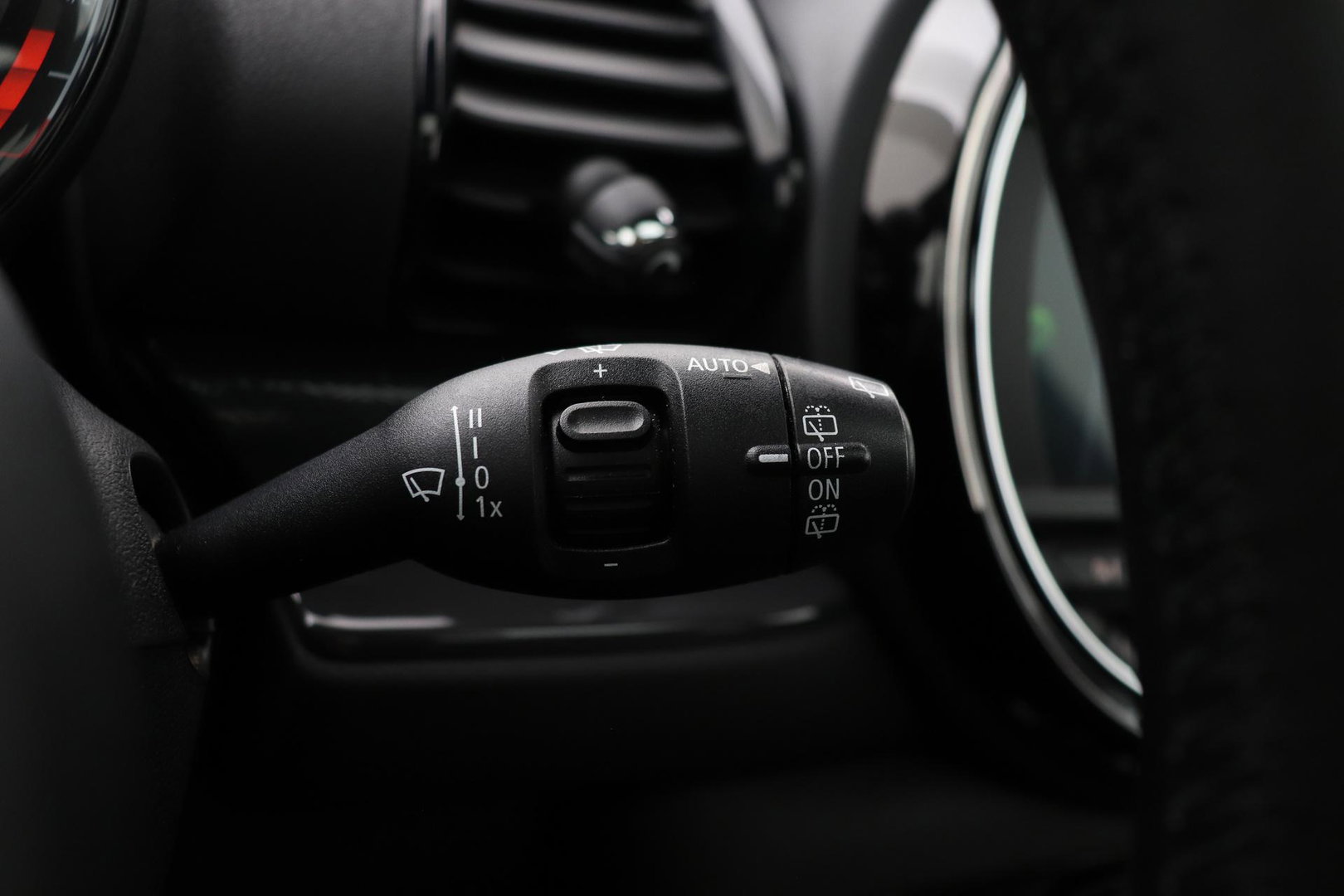 MINI Clubman 1.5 One D Chili Serious Business | Panoramadak | Automaat | Navigatie | Cruise Control | Airco | PDC | MINI Connected