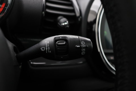 MINI Clubman 1.5 One D Chili Serious Business | Panoramadak | Automaat | Navigatie | Cruise Control | Airco | PDC | MINI Connected