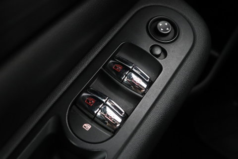MINI Clubman 1.5 One D Chili Serious Business | Panoramadak | Automaat | Navigatie | Cruise Control | Airco | PDC | MINI Connected