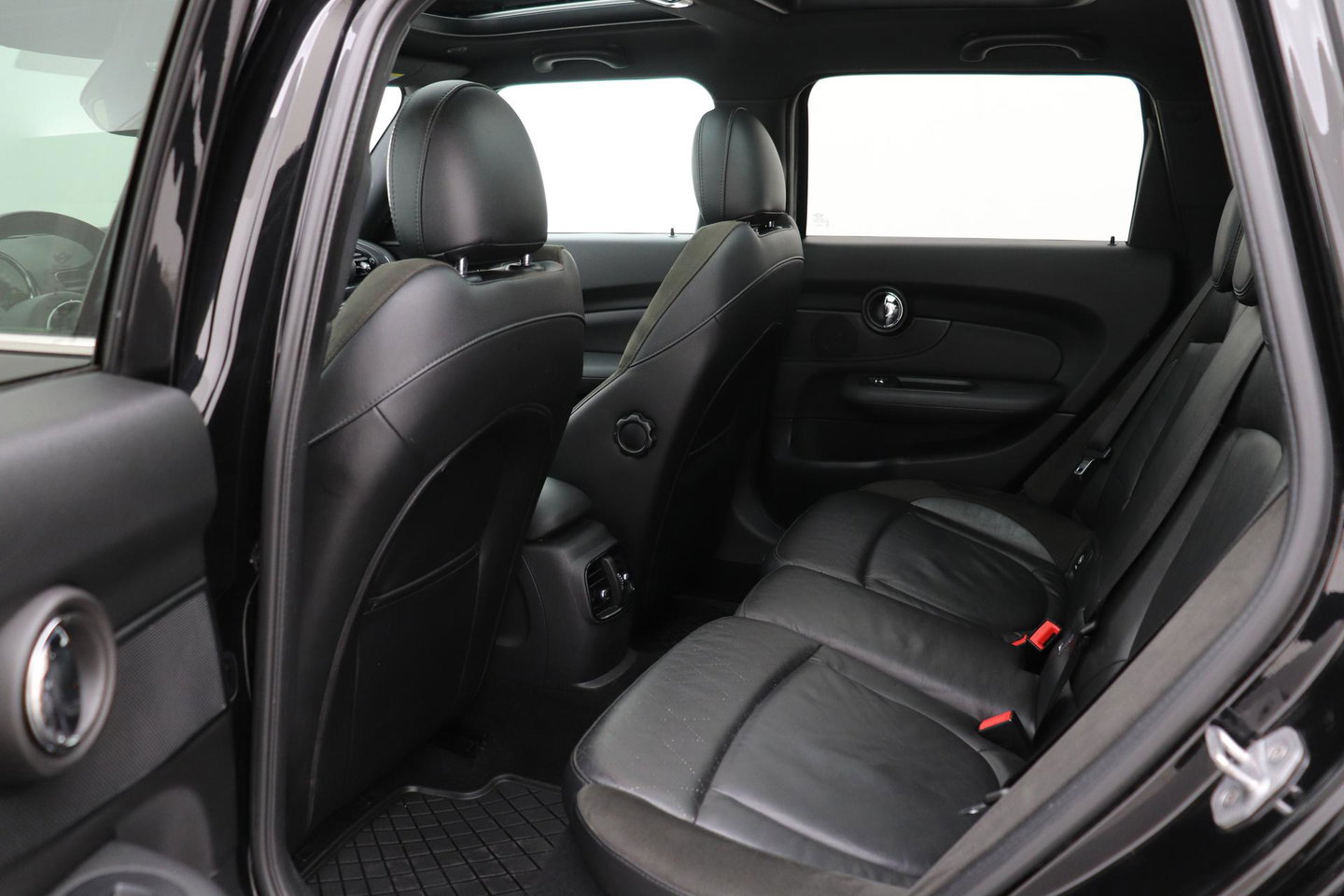 MINI Clubman 1.5 One D Chili Serious Business | Panoramadak | Automaat | Navigatie | Cruise Control | Airco | PDC | MINI Connected