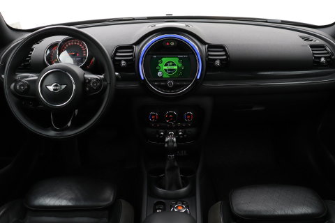 MINI Clubman 1.5 One D Chili Serious Business | Panoramadak | Automaat | Navigatie | Cruise Control | Airco | PDC | MINI Connected