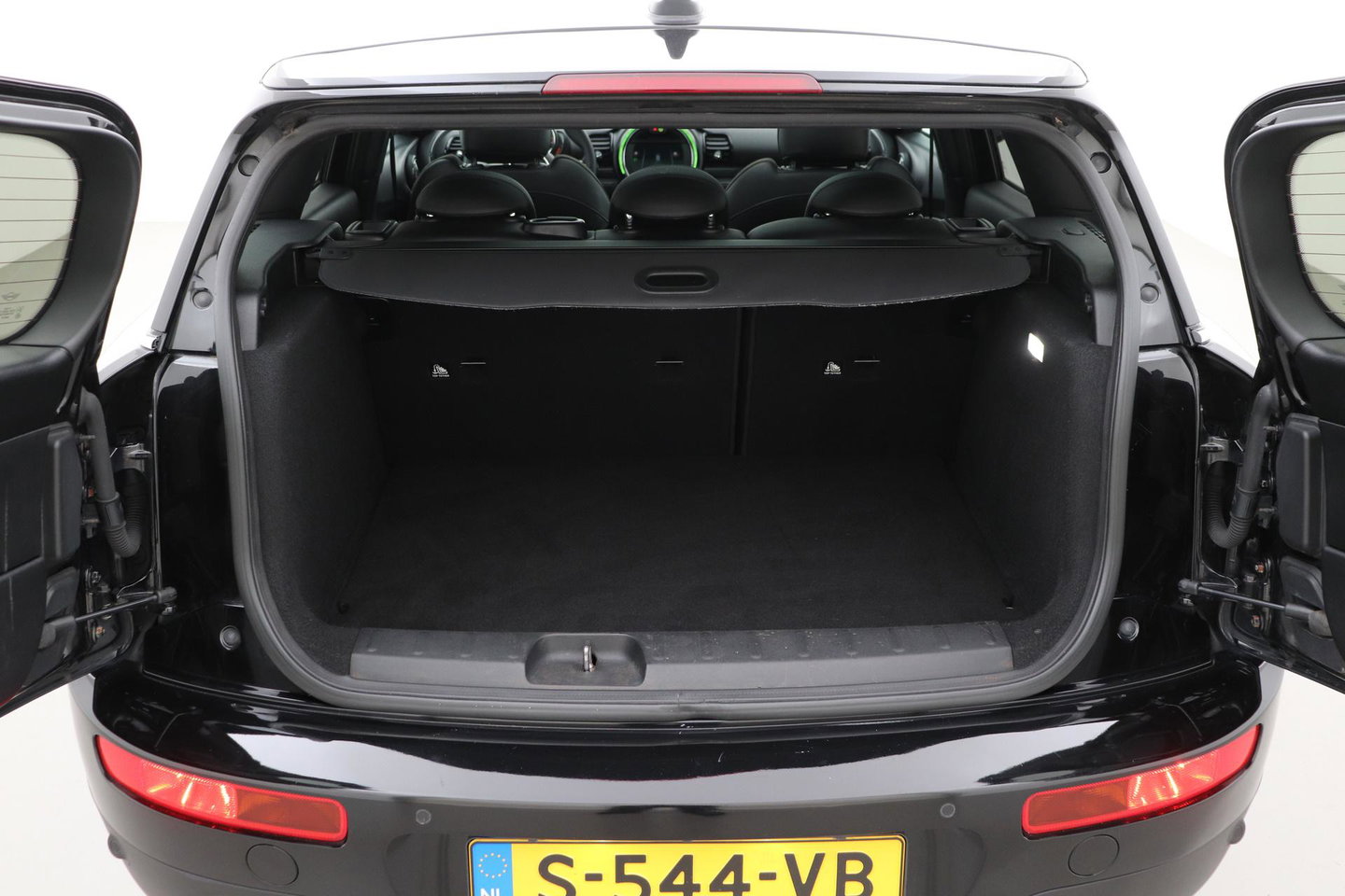 MINI Clubman 1.5 One D Chili Serious Business | Panoramadak | Automaat | Navigatie | Cruise Control | Airco | PDC | MINI Connected