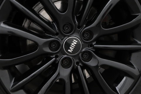 MINI Clubman 1.5 One D Chili Serious Business | Panoramadak | Automaat | Navigatie | Cruise Control | Airco | PDC | MINI Connected