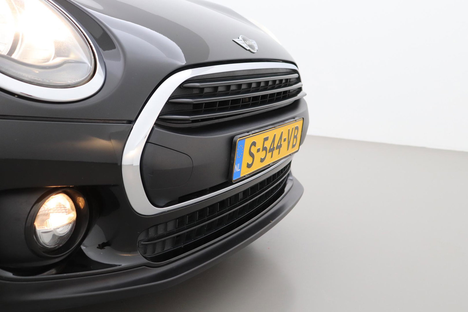 MINI Clubman 1.5 One D Chili Serious Business | Panoramadak | Automaat | Navigatie | Cruise Control | Airco | PDC | MINI Connected