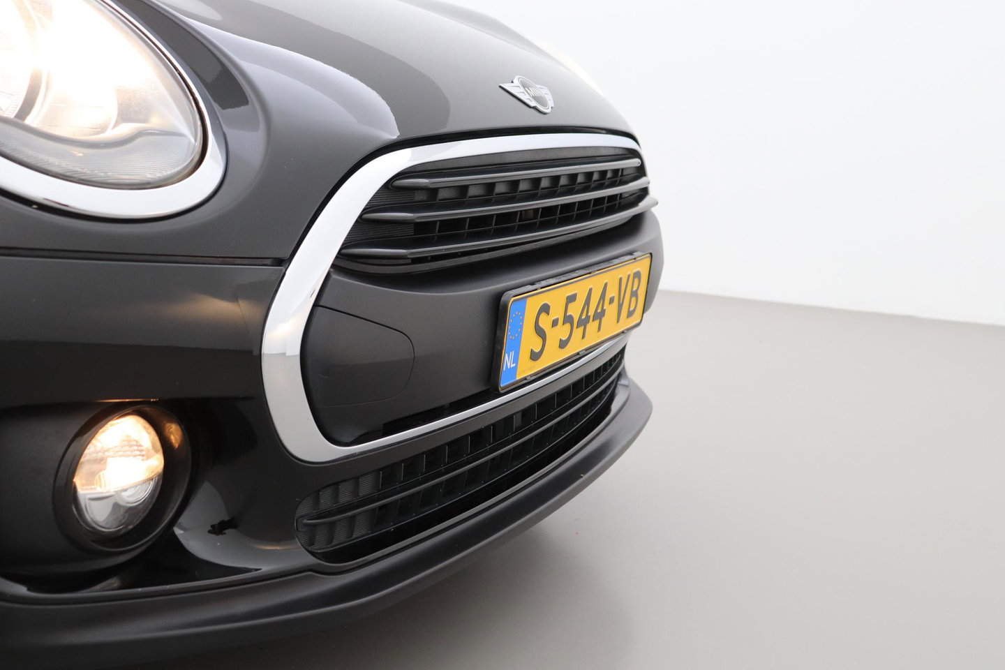 MINI Clubman 1.5 One D Chili Serious Business | Panoramadak | Automaat | Navigatie | Cruise Control | Airco | PDC | MINI Connected