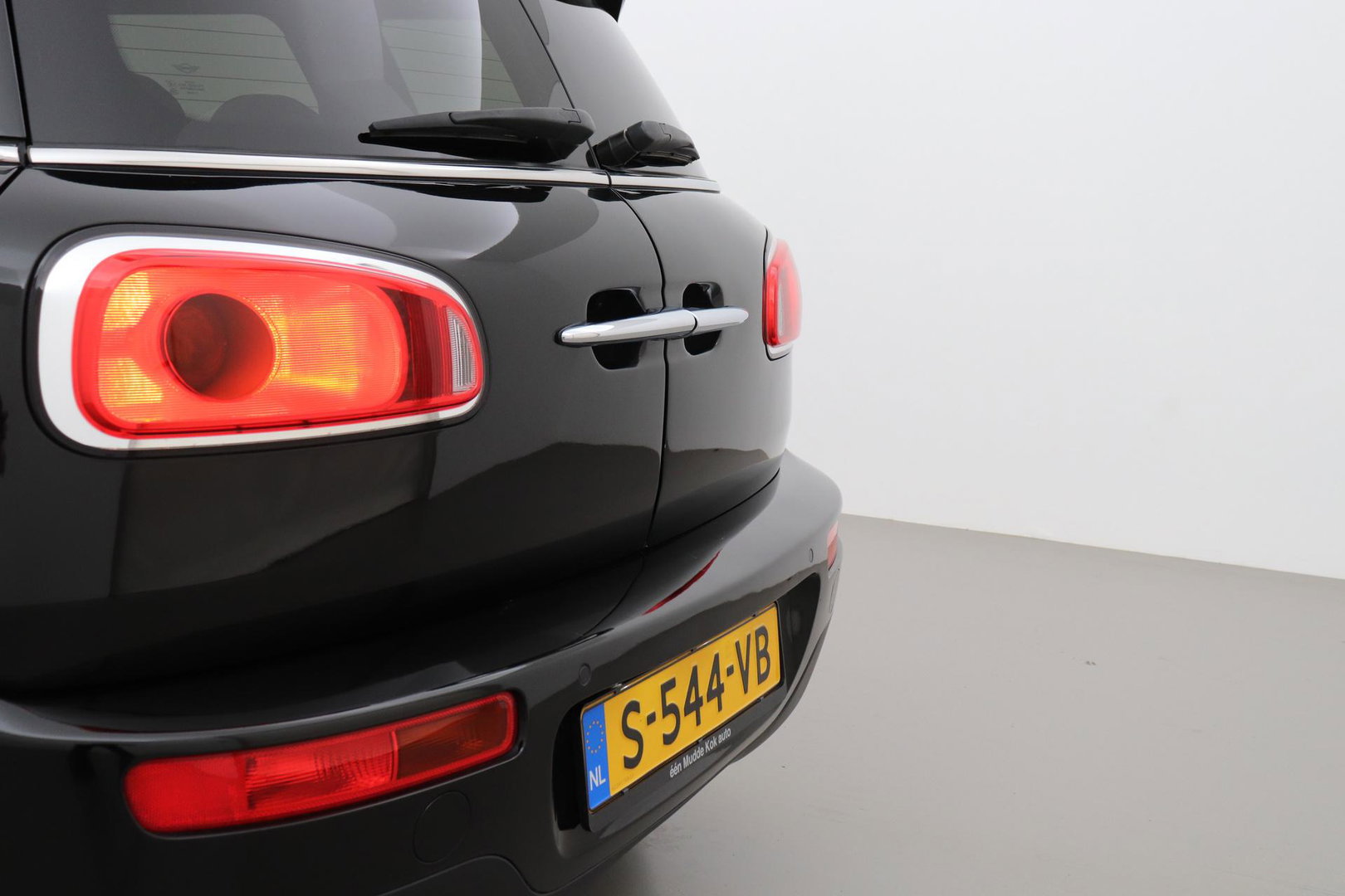 MINI Clubman 1.5 One D Chili Serious Business | Panoramadak | Automaat | Navigatie | Cruise Control | Airco | PDC | MINI Connected