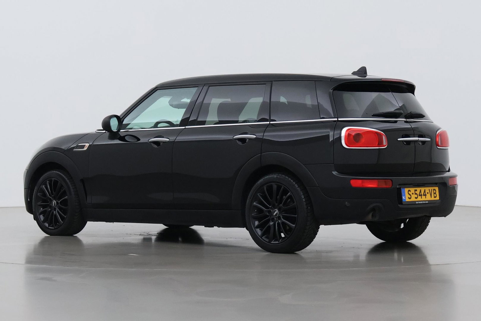 MINI Clubman 1.5 One D Chili Serious Business | Panoramadak | Automaat | Navigatie | Cruise Control | Airco | PDC | MINI Connected