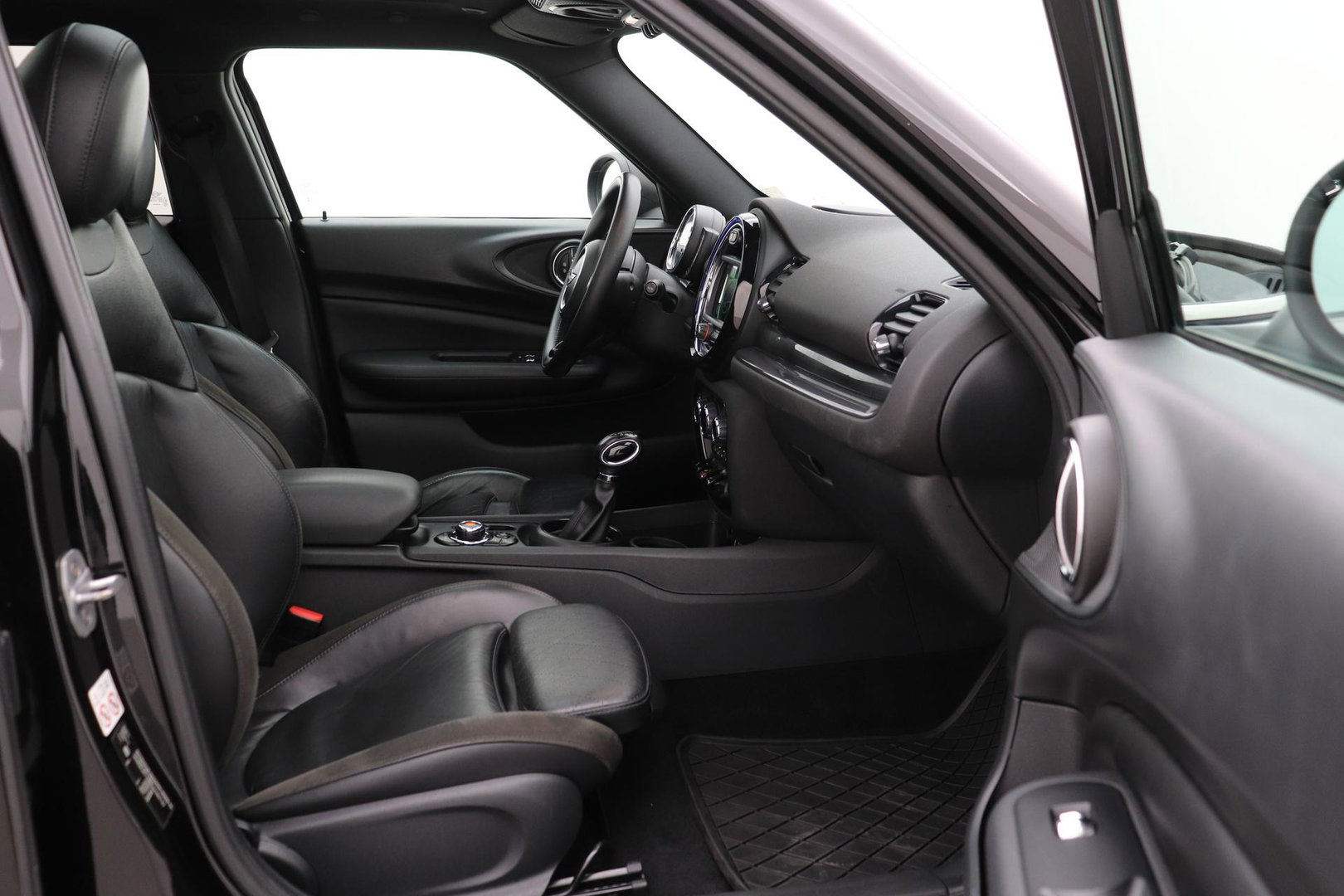MINI Clubman 1.5 One D Chili Serious Business | Panoramadak | Automaat | Navigatie | Cruise Control | Airco | PDC | MINI Connected