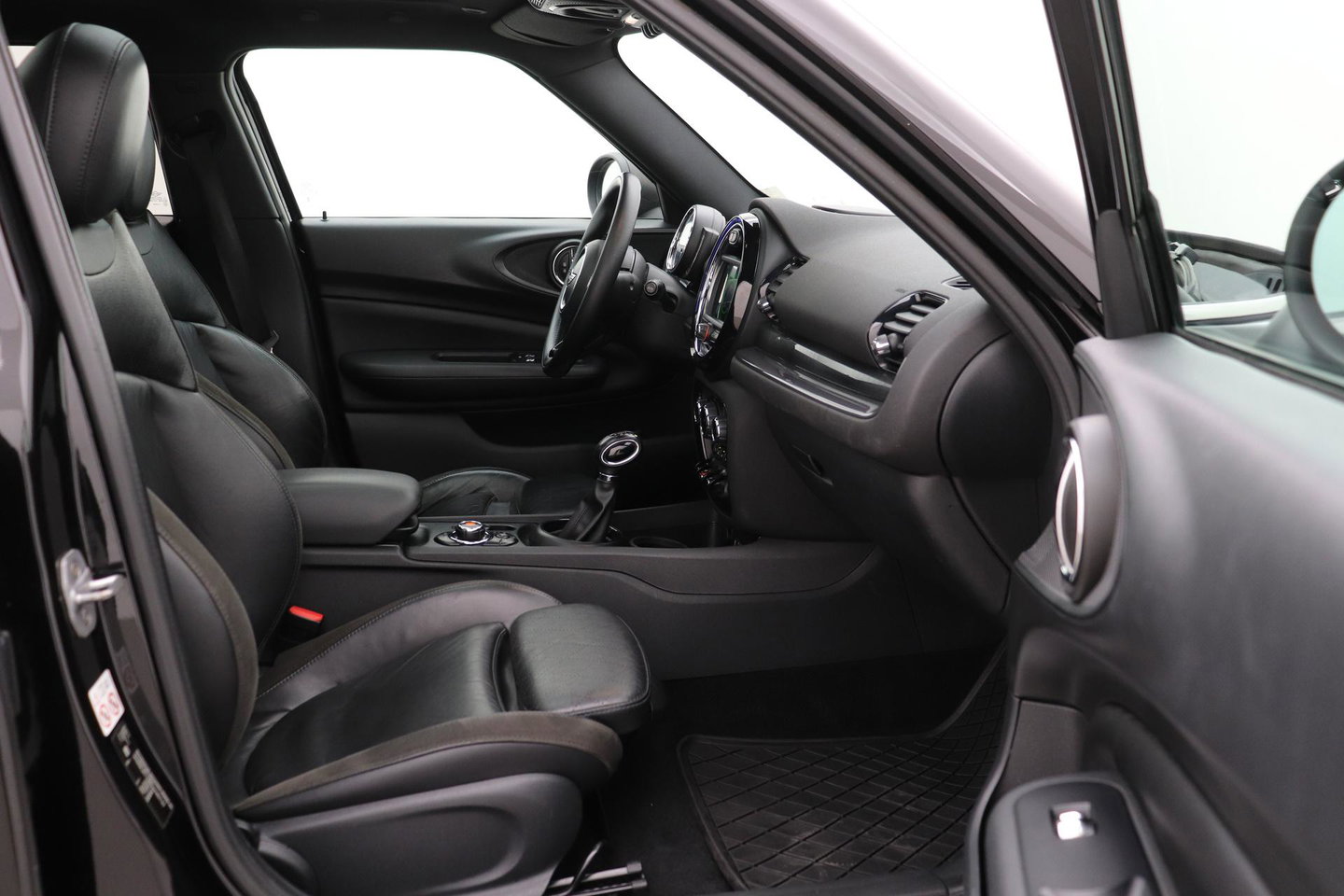 MINI Clubman 1.5 One D Chili Serious Business | Panoramadak | Automaat | Navigatie | Cruise Control | Airco | PDC | MINI Connected