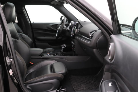 MINI Clubman 1.5 One D Chili Serious Business | Panoramadak | Automaat | Navigatie | Cruise Control | Airco | PDC | MINI Connected