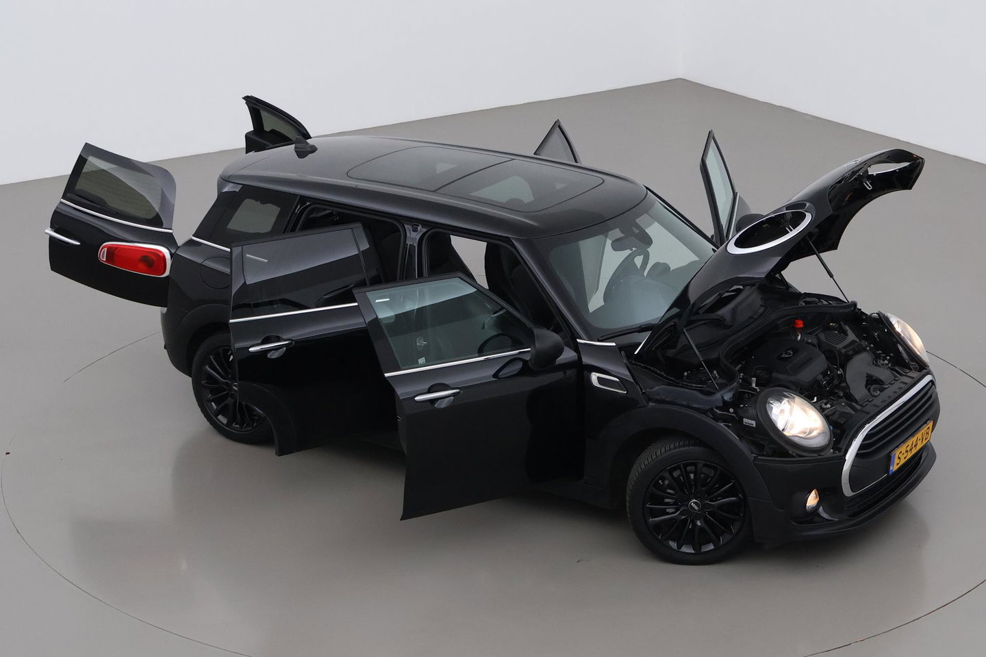 MINI Clubman 1.5 One D Chili Serious Business | Panoramadak | Automaat | Navigatie | Cruise Control | Airco | PDC | MINI Connected