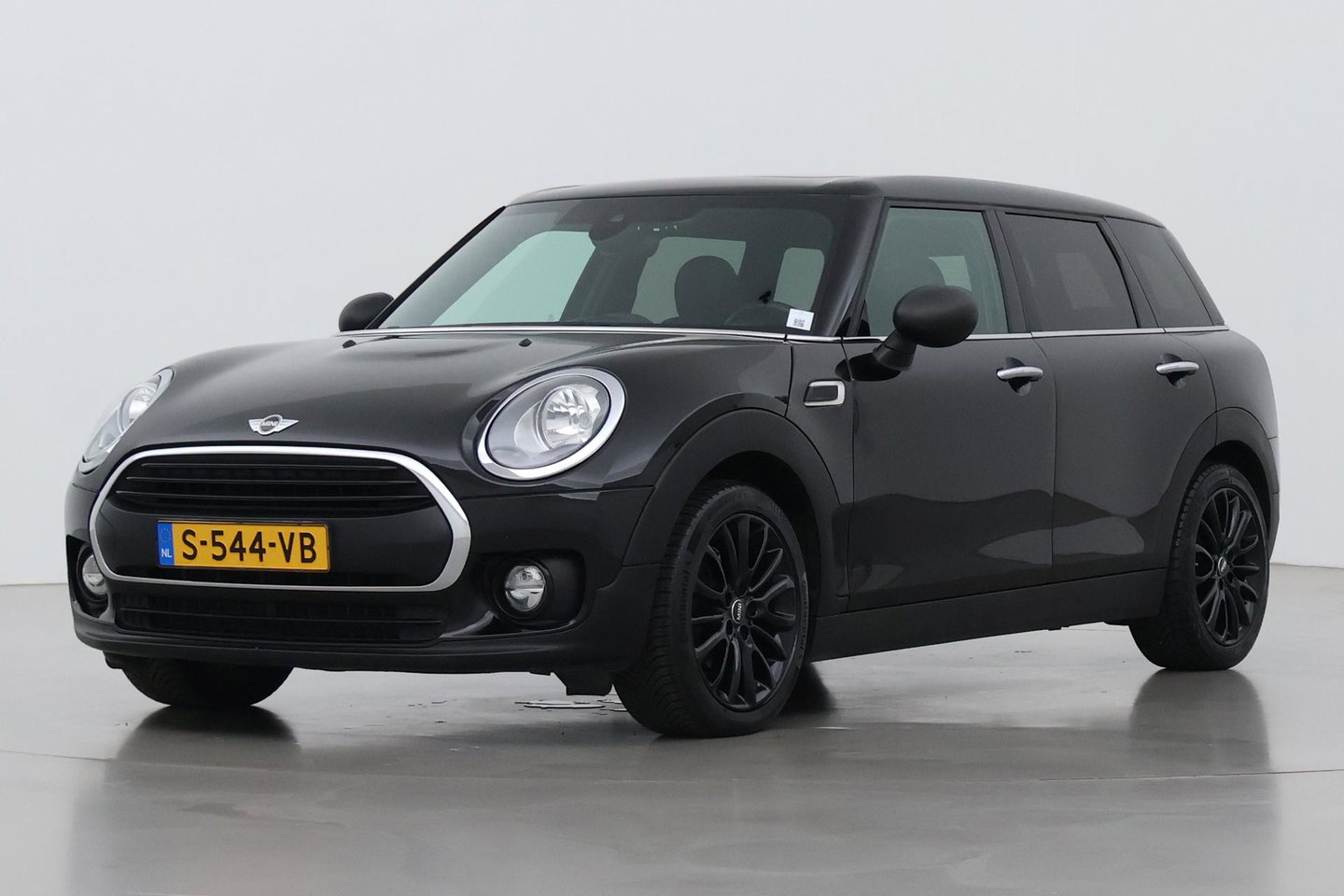 MINI Clubman 1.5 One D Chili Serious Business | Panoramadak | Automaat | Navigatie | Cruise Control | Airco | PDC | MINI Connected