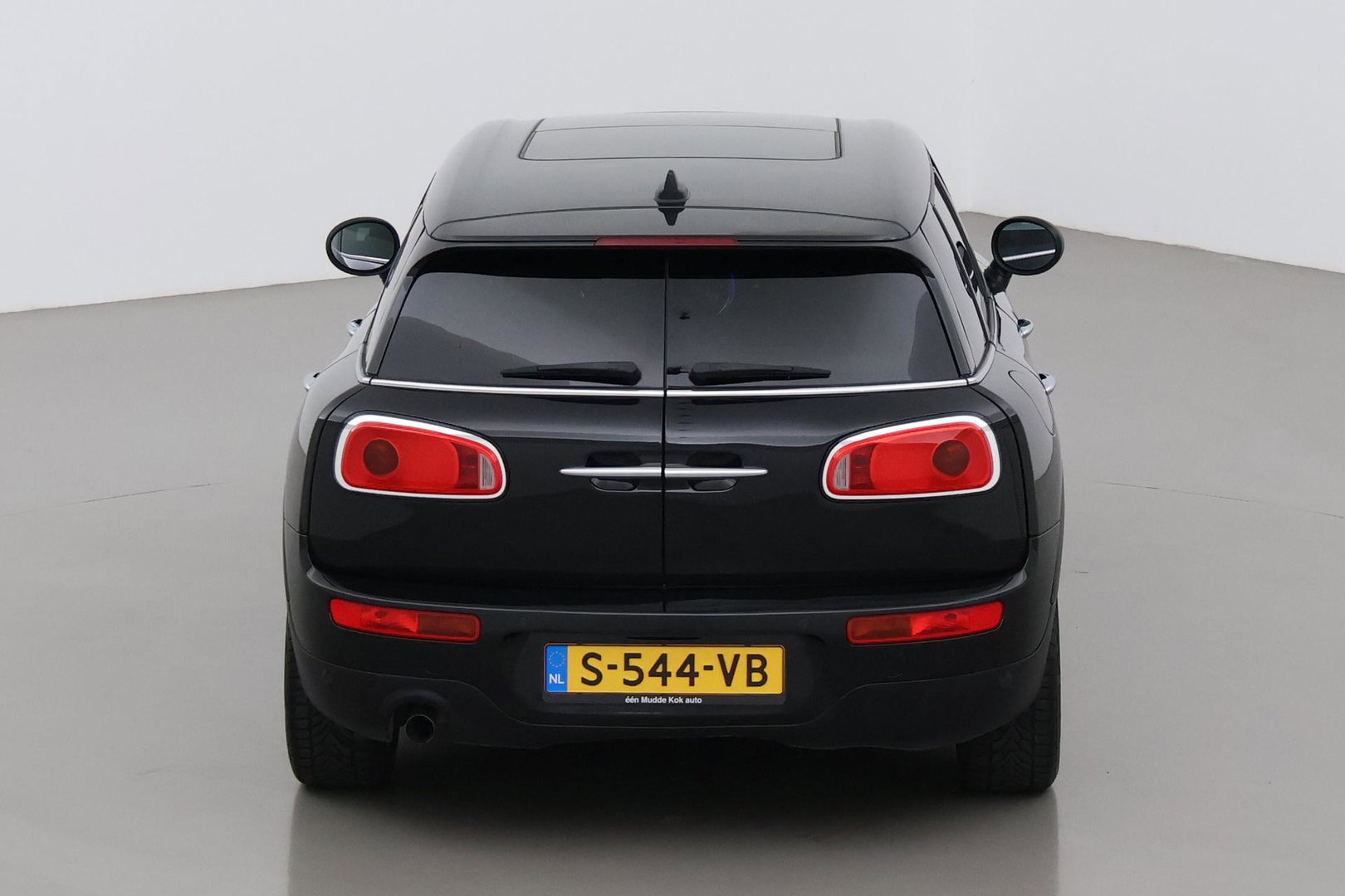 MINI Clubman 1.5 One D Chili Serious Business | Panoramadak | Automaat | Navigatie | Cruise Control | Airco | PDC | MINI Connected