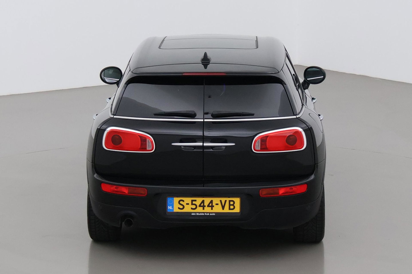 MINI Clubman 1.5 One D Chili Serious Business | Panoramadak | Automaat | Navigatie | Cruise Control | Airco | PDC | MINI Connected
