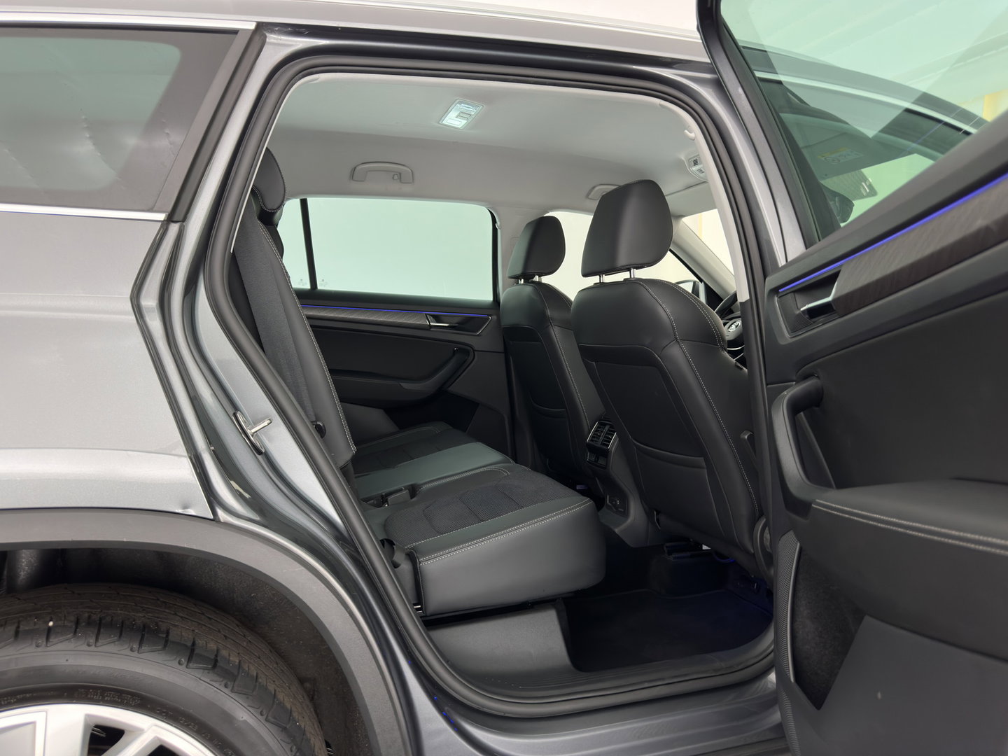 Škoda Kodiaq 1.5 TSI Business Edition [7-Pers.] (INCL.BTW) Aut. *LEATHER-FABRIC | FULL-LED | DIGI-COCKPIT | ADAPTIVE-CRUISE | HEATED-COMFORTSEATS | CAMERA | KEYLESS | NAVI-FULLMAP | AMBIENT-LIGHT | DAB+ | SHIFT-PADDLES | ECC | PDC | 19''AL