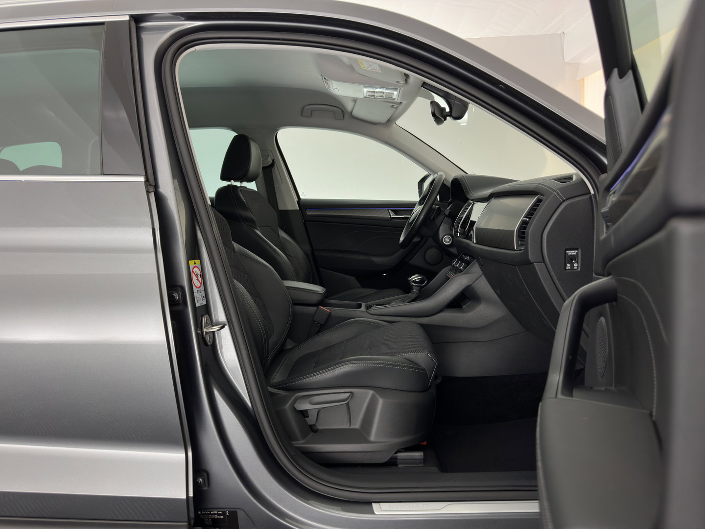 Škoda Kodiaq 1.5 TSI Business Edition [7-Pers.] (INCL.BTW) Aut. *LEATHER-FABRIC | FULL-LED | DIGI-COCKPIT | ADAPTIVE-CRUISE | HEATED-COMFORTSEATS | CAMERA | KEYLESS | NAVI-FULLMAP | AMBIENT-LIGHT | DAB+ | SHIFT-PADDLES | ECC | PDC | 19''AL