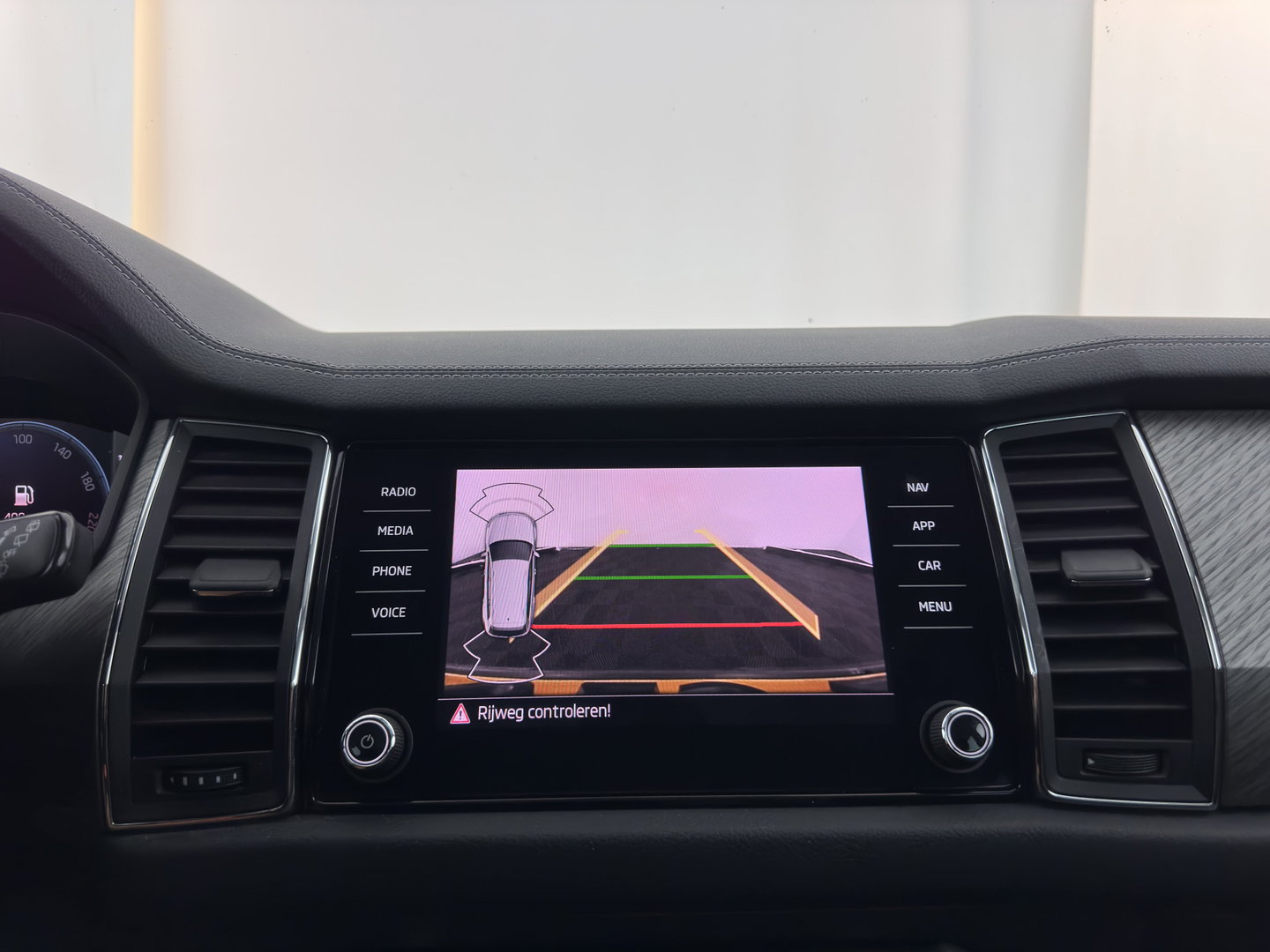 Škoda Kodiaq 1.5 TSI Business Edition [7-Pers.] (INCL.BTW) Aut. *LEATHER-FABRIC | FULL-LED | DIGI-COCKPIT | ADAPTIVE-CRUISE | HEATED-COMFORTSEATS | CAMERA | KEYLESS | NAVI-FULLMAP | AMBIENT-LIGHT | DAB+ | SHIFT-PADDLES | ECC | PDC | 19''AL