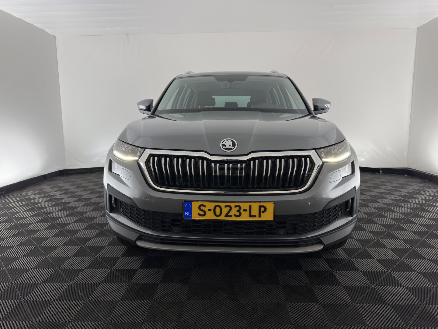 Škoda Kodiaq 1.5 TSI Business Edition [7-Pers.] (INCL.BTW) Aut. *LEATHER-FABRIC | FULL-LED | DIGI-COCKPIT | ADAPTIVE-CRUISE | HEATED-COMFORTSEATS | CAMERA | KEYLESS | NAVI-FULLMAP | AMBIENT-LIGHT | DAB+ | SHIFT-PADDLES | ECC | PDC | 19''AL