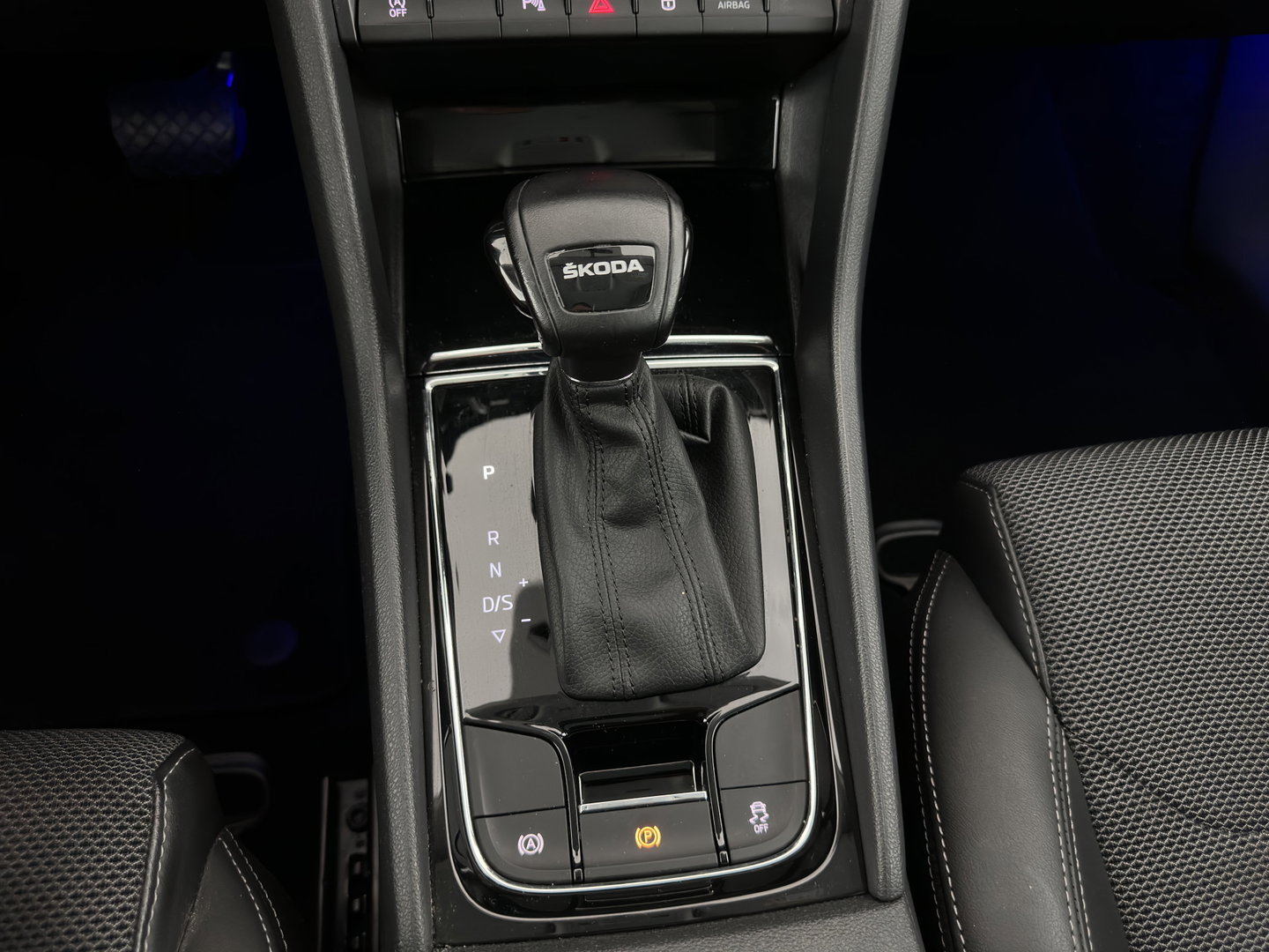 Škoda Kodiaq 1.5 TSI Business Edition [7-Pers.] (INCL.BTW) Aut. *LEATHER-FABRIC | FULL-LED | DIGI-COCKPIT | ADAPTIVE-CRUISE | HEATED-COMFORTSEATS | CAMERA | KEYLESS | NAVI-FULLMAP | AMBIENT-LIGHT | DAB+ | SHIFT-PADDLES | ECC | PDC | 19''AL