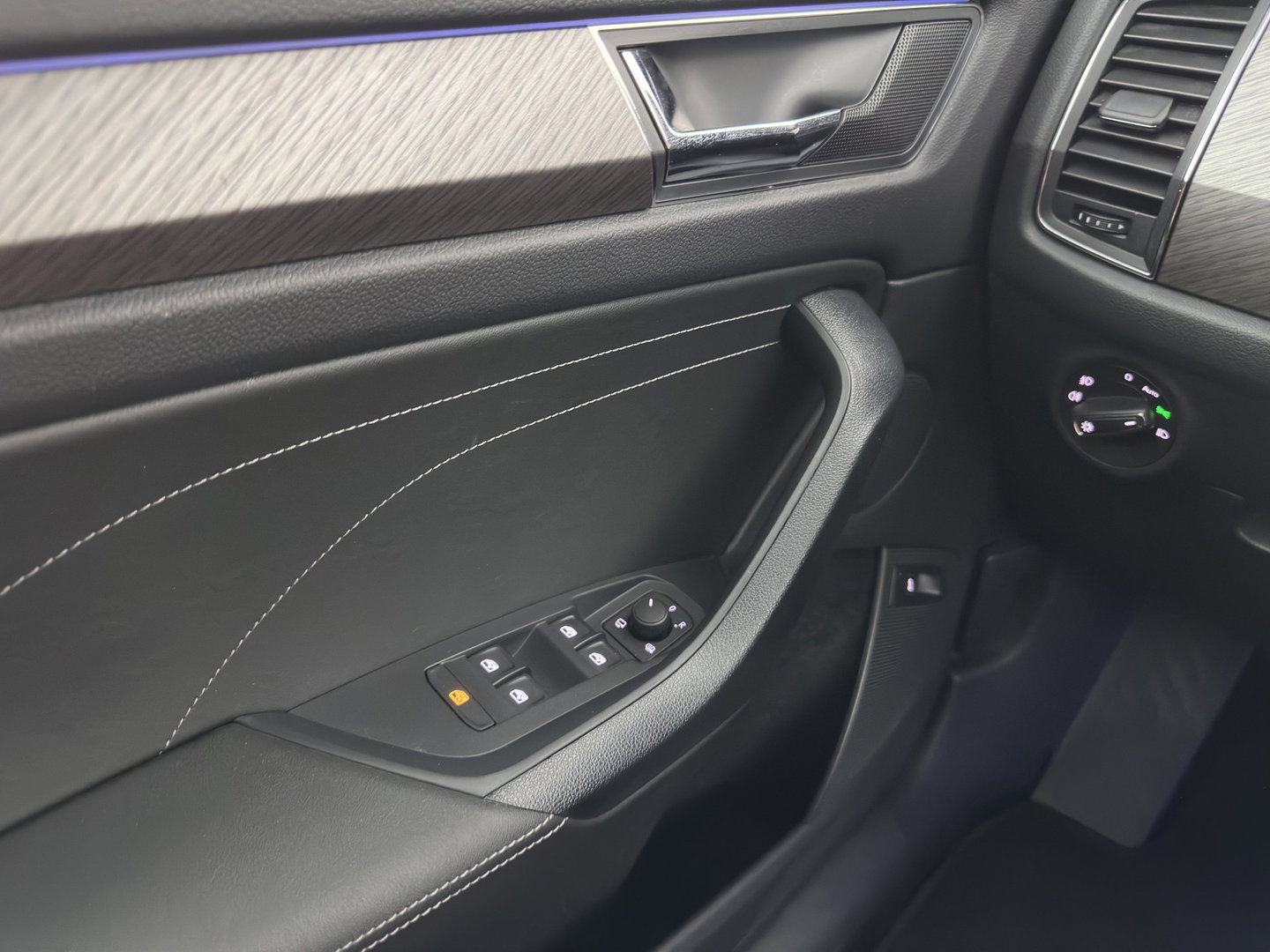 Škoda Kodiaq 1.5 TSI Business Edition [7-Pers.] (INCL.BTW) Aut. *LEATHER-FABRIC | FULL-LED | DIGI-COCKPIT | ADAPTIVE-CRUISE | HEATED-COMFORTSEATS | CAMERA | KEYLESS | NAVI-FULLMAP | AMBIENT-LIGHT | DAB+ | SHIFT-PADDLES | ECC | PDC | 19''AL