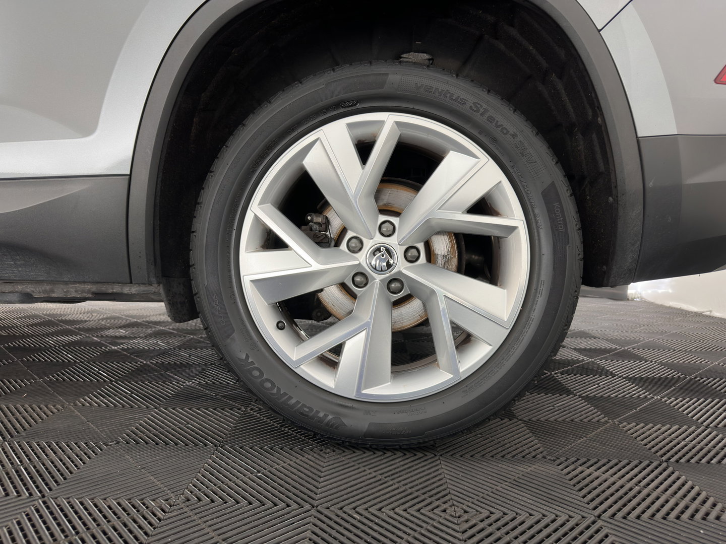 Škoda Kodiaq 1.5 TSI Business Edition [7-Pers.] (INCL.BTW) Aut. *LEATHER-FABRIC | FULL-LED | DIGI-COCKPIT | ADAPTIVE-CRUISE | HEATED-COMFORTSEATS | CAMERA | KEYLESS | NAVI-FULLMAP | AMBIENT-LIGHT | DAB+ | SHIFT-PADDLES | ECC | PDC | 19''AL