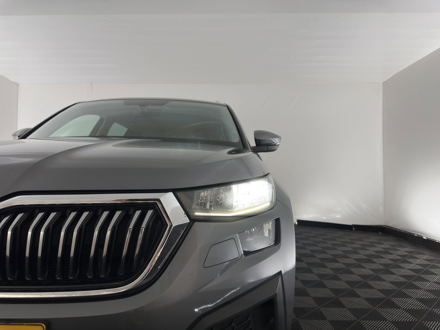 Škoda Kodiaq 1.5 TSI Business Edition [7-Pers.] (INCL.BTW) Aut. *LEATHER-FABRIC | FULL-LED | DIGI-COCKPIT | ADAPTIVE-CRUISE | HEATED-COMFORTSEATS | CAMERA | KEYLESS | NAVI-FULLMAP | AMBIENT-LIGHT | DAB+ | SHIFT-PADDLES | ECC | PDC | 19''AL