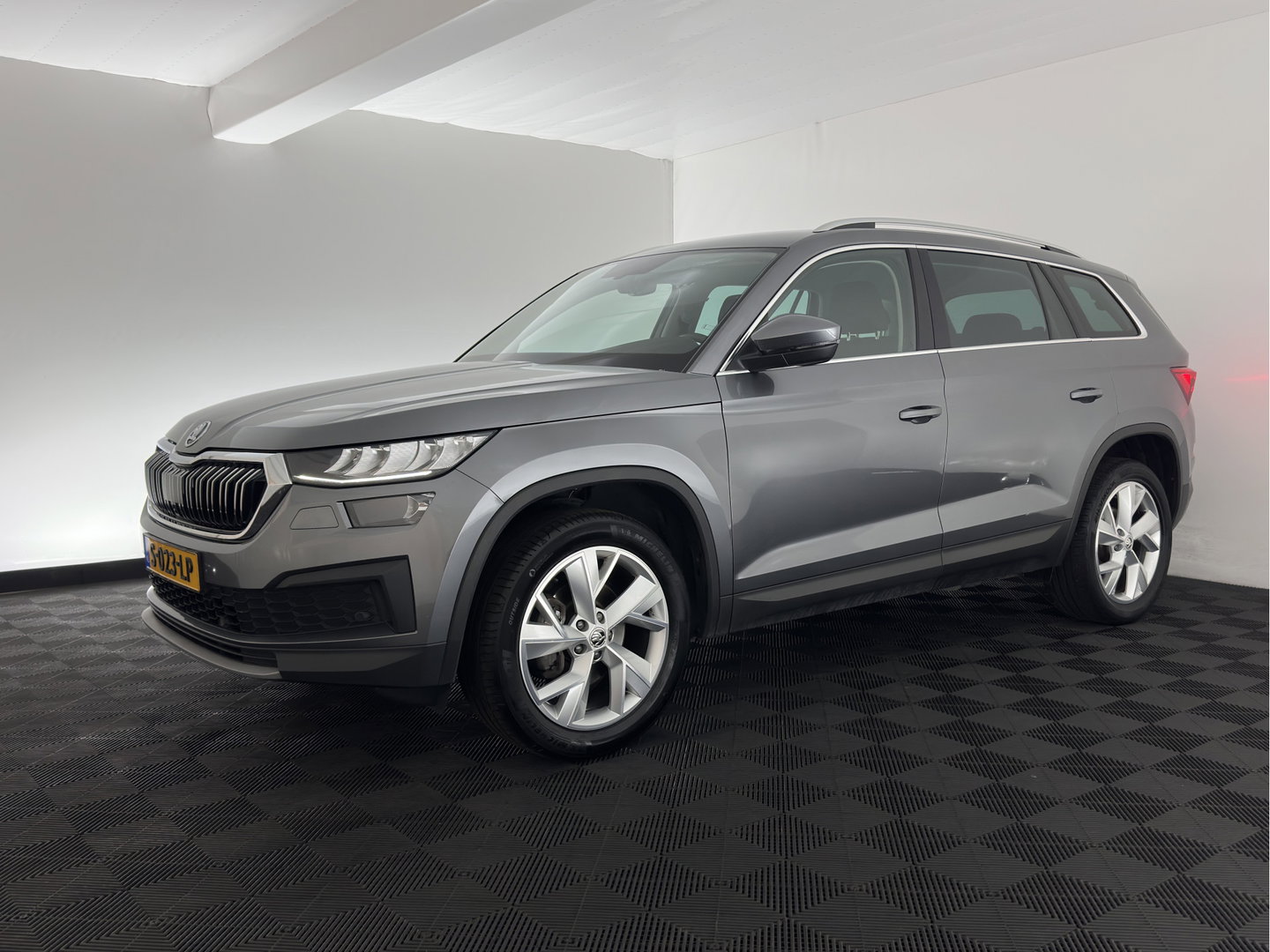 Škoda Kodiaq 1.5 TSI Business Edition [7-Pers.] (INCL.BTW) Aut. *LEATHER-FABRIC | FULL-LED | DIGI-COCKPIT | ADAPTIVE-CRUISE | HEATED-COMFORTSEATS | CAMERA | KEYLESS | NAVI-FULLMAP | AMBIENT-LIGHT | DAB+ | SHIFT-PADDLES | ECC | PDC | 19''AL