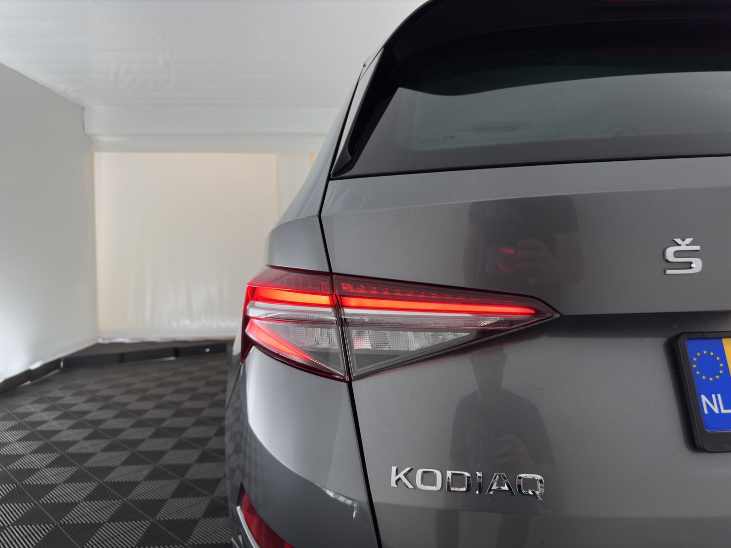 Škoda Kodiaq 1.5 TSI Business Edition [7-Pers.] (INCL.BTW) Aut. *LEATHER-FABRIC | FULL-LED | DIGI-COCKPIT | ADAPTIVE-CRUISE | HEATED-COMFORTSEATS | CAMERA | KEYLESS | NAVI-FULLMAP | AMBIENT-LIGHT | DAB+ | SHIFT-PADDLES | ECC | PDC | 19''AL