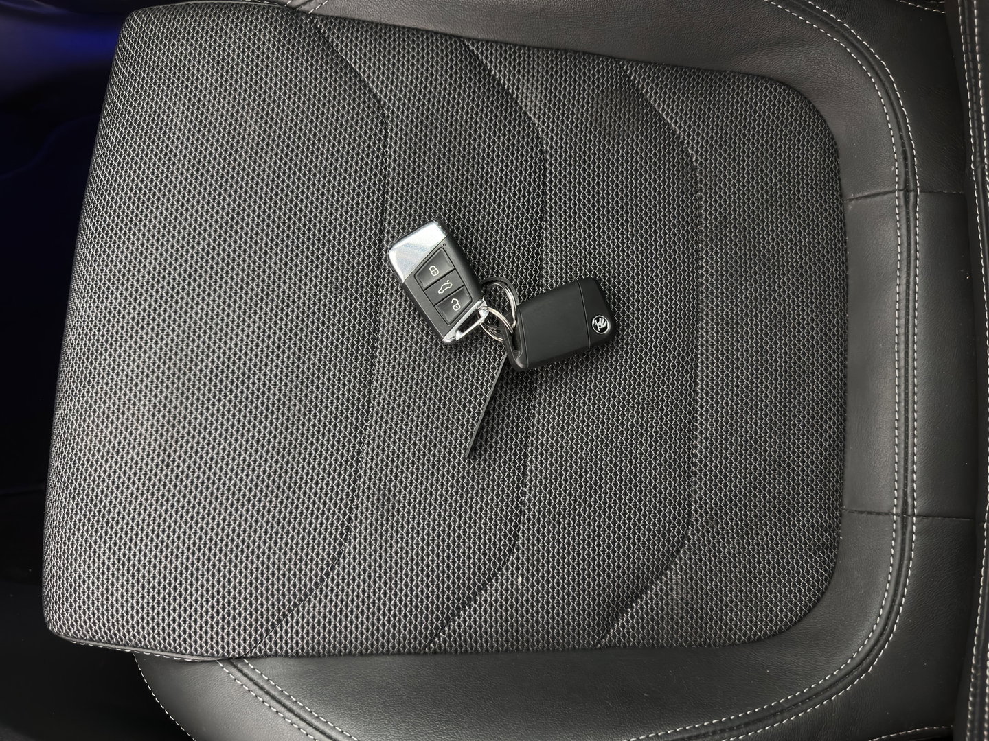 Škoda Kodiaq 1.5 TSI Business Edition [7-Pers.] (INCL.BTW) Aut. *LEATHER-FABRIC | FULL-LED | DIGI-COCKPIT | ADAPTIVE-CRUISE | HEATED-COMFORTSEATS | CAMERA | KEYLESS | NAVI-FULLMAP | AMBIENT-LIGHT | DAB+ | SHIFT-PADDLES | ECC | PDC | 19''AL