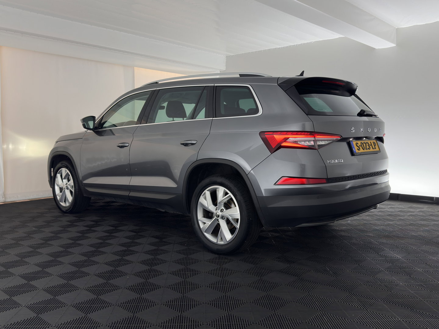 Škoda Kodiaq 1.5 TSI Business Edition [7-Pers.] (INCL.BTW) Aut. *LEATHER-FABRIC | FULL-LED | DIGI-COCKPIT | ADAPTIVE-CRUISE | HEATED-COMFORTSEATS | CAMERA | KEYLESS | NAVI-FULLMAP | AMBIENT-LIGHT | DAB+ | SHIFT-PADDLES | ECC | PDC | 19''AL