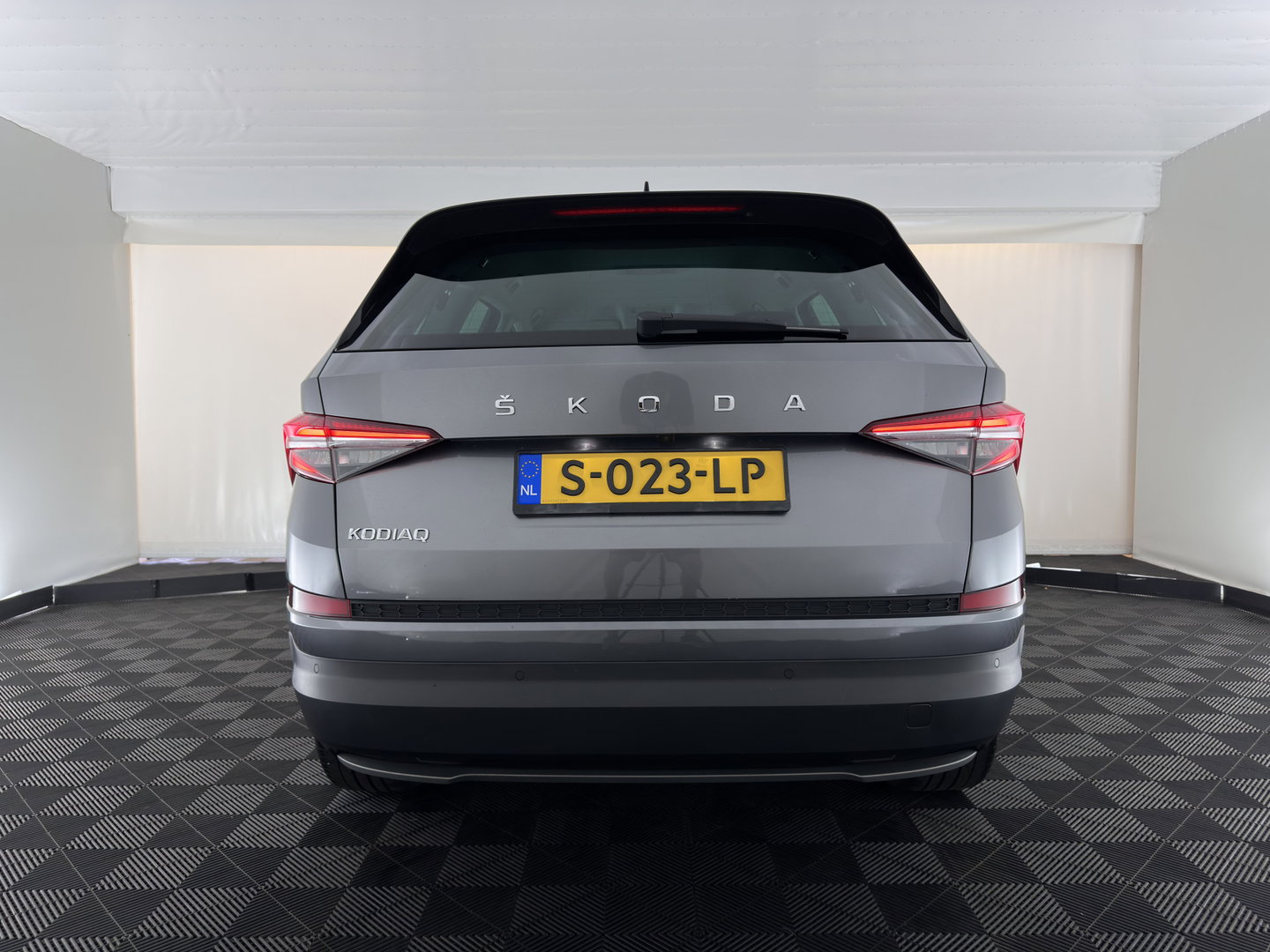 Škoda Kodiaq 1.5 TSI Business Edition [7-Pers.] (INCL.BTW) Aut. *LEATHER-FABRIC | FULL-LED | DIGI-COCKPIT | ADAPTIVE-CRUISE | HEATED-COMFORTSEATS | CAMERA | KEYLESS | NAVI-FULLMAP | AMBIENT-LIGHT | DAB+ | SHIFT-PADDLES | ECC | PDC | 19''AL