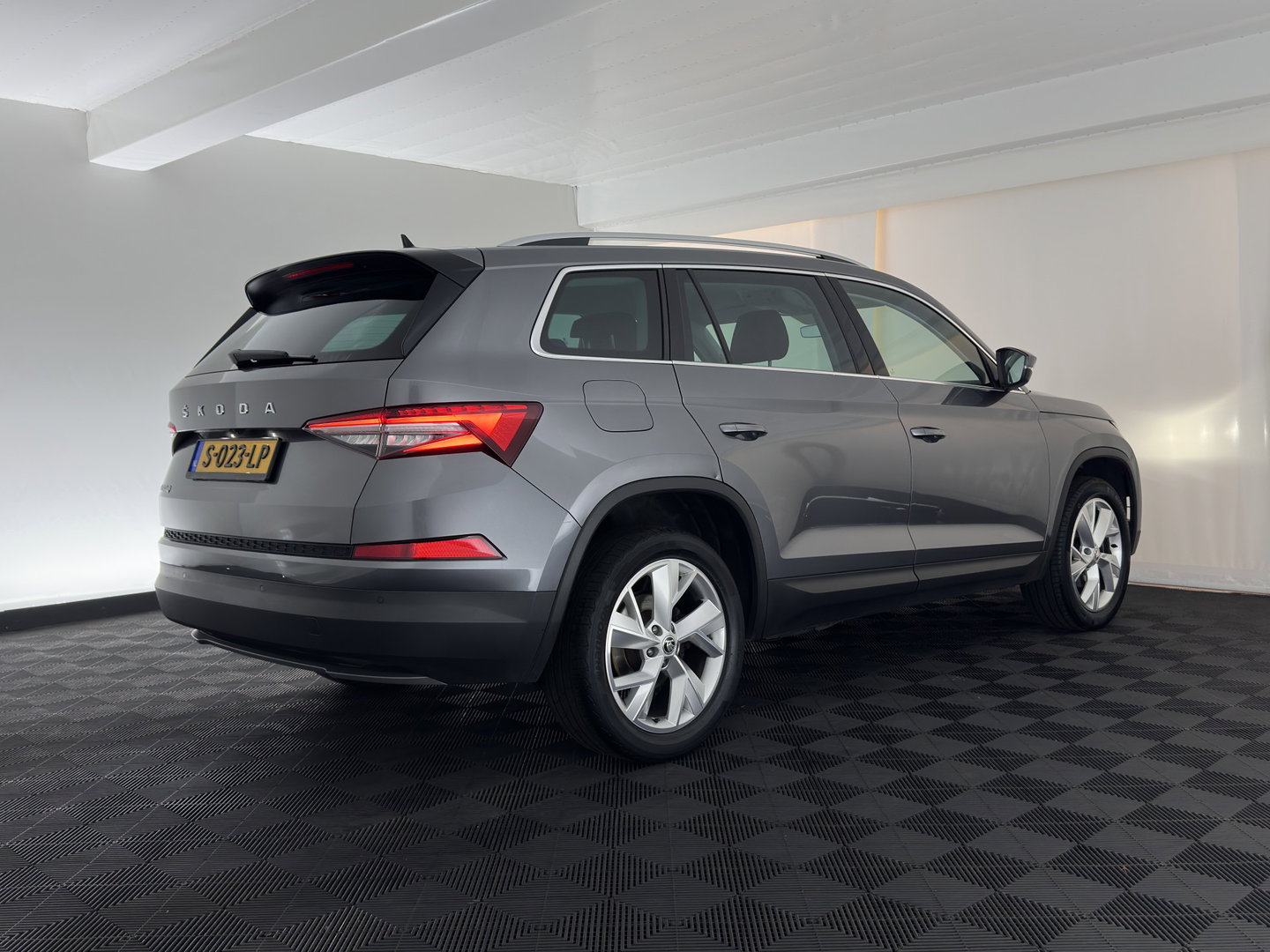 Škoda Kodiaq 1.5 TSI Business Edition [7-Pers.] (INCL.BTW) Aut. *LEATHER-FABRIC | FULL-LED | DIGI-COCKPIT | ADAPTIVE-CRUISE | HEATED-COMFORTSEATS | CAMERA | KEYLESS | NAVI-FULLMAP | AMBIENT-LIGHT | DAB+ | SHIFT-PADDLES | ECC | PDC | 19''AL