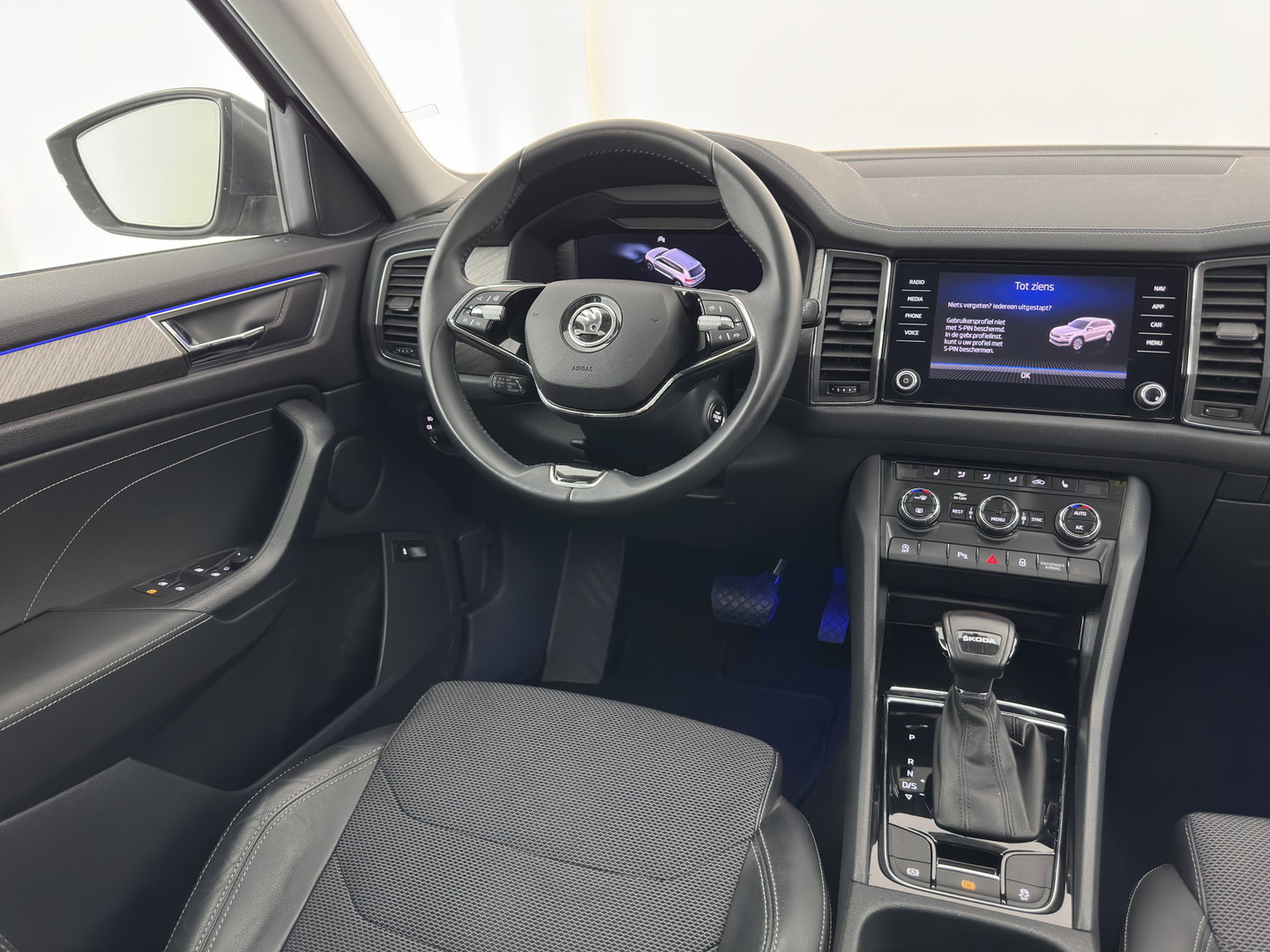 Škoda Kodiaq 1.5 TSI Business Edition [7-Pers.] (INCL.BTW) Aut. *LEATHER-FABRIC | FULL-LED | DIGI-COCKPIT | ADAPTIVE-CRUISE | HEATED-COMFORTSEATS | CAMERA | KEYLESS | NAVI-FULLMAP | AMBIENT-LIGHT | DAB+ | SHIFT-PADDLES | ECC | PDC | 19''AL