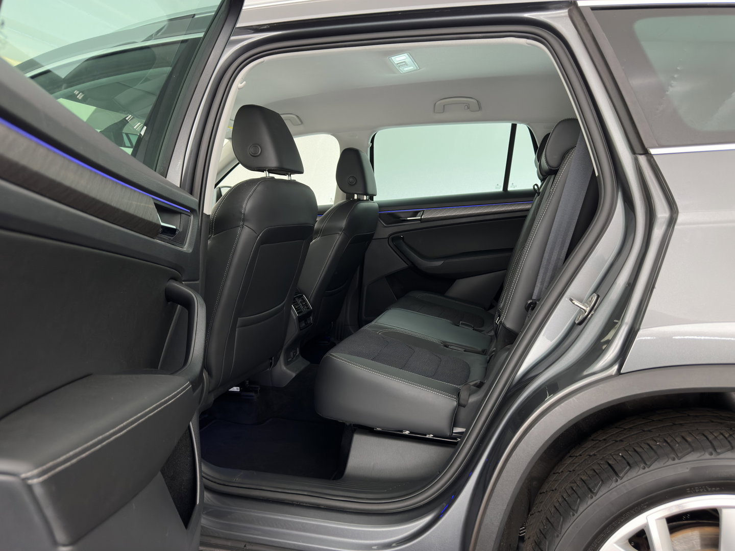 Škoda Kodiaq 1.5 TSI Business Edition [7-Pers.] (INCL.BTW) Aut. *LEATHER-FABRIC | FULL-LED | DIGI-COCKPIT | ADAPTIVE-CRUISE | HEATED-COMFORTSEATS | CAMERA | KEYLESS | NAVI-FULLMAP | AMBIENT-LIGHT | DAB+ | SHIFT-PADDLES | ECC | PDC | 19''AL