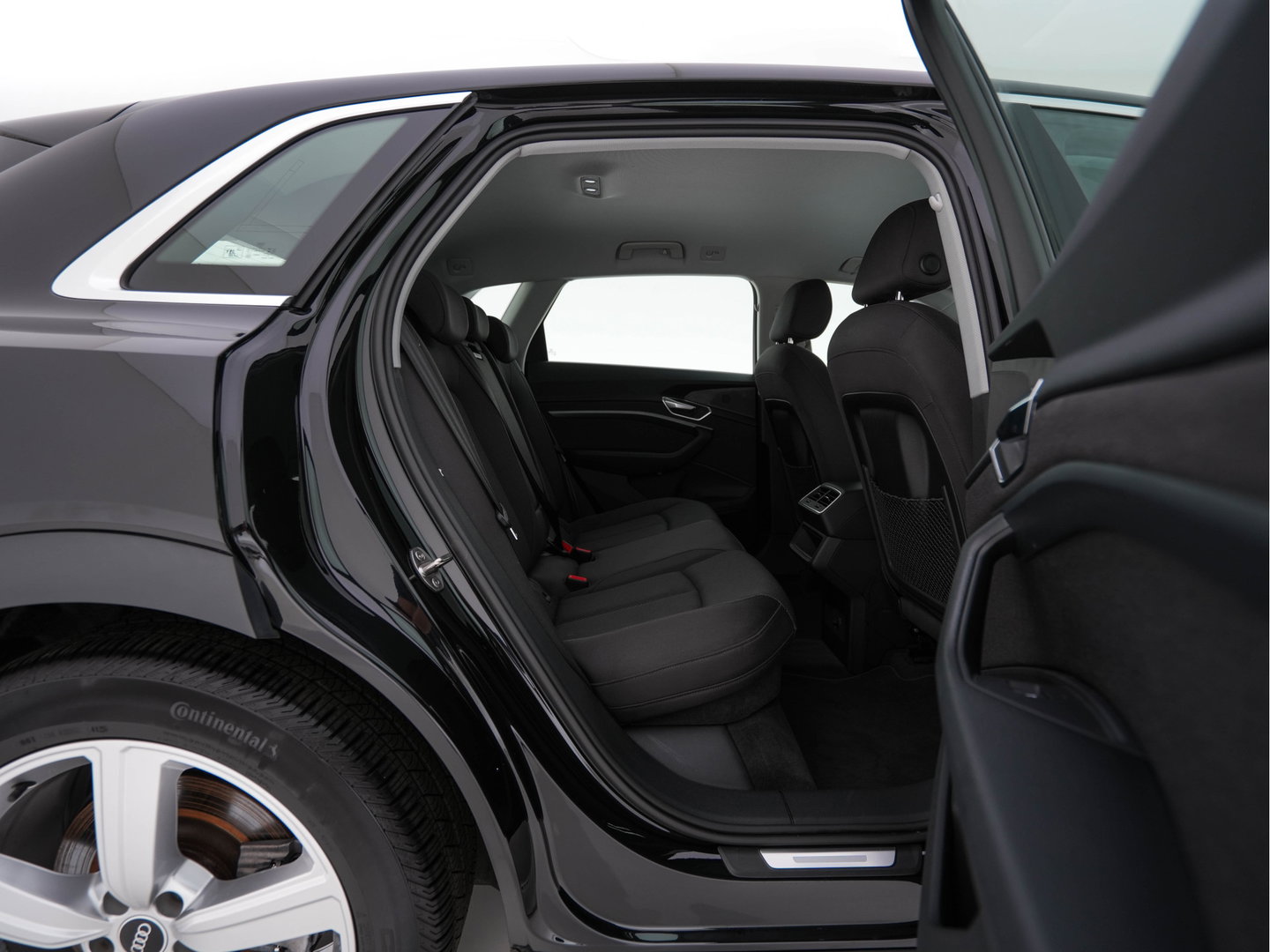 Audi e-tron 55 Quattro Edition 95 kWh [3-Fase-11kW] {SoH-95%} (INCL-BTW) *HEATPUMP | FULL-LED | HEATED-COMFORTSEATS | DIGI-COCKPIT | NAVI-FULLMAP | CAMERA | DAB+ | ECC | PDC | CRUISE | 20''ALU*