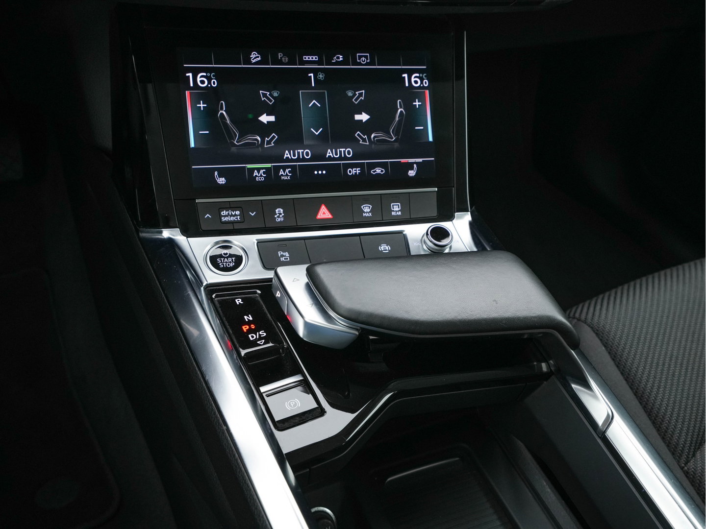 Audi e-tron 55 Quattro Edition 95 kWh [3-Fase-11kW] {SoH-95%} (INCL-BTW) *HEATPUMP | FULL-LED | HEATED-COMFORTSEATS | DIGI-COCKPIT | NAVI-FULLMAP | CAMERA | DAB+ | ECC | PDC | CRUISE | 20''ALU*
