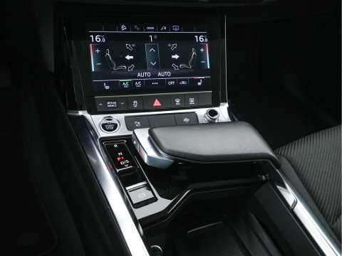 Audi e-tron 55 Quattro Edition 95 kWh [3-Fase-11kW] {SoH-95%} (INCL-BTW) *HEATPUMP | FULL-LED | HEATED-COMFORTSEATS | DIGI-COCKPIT | NAVI-FULLMAP | CAMERA | DAB+ | ECC | PDC | CRUISE | 20''ALU*