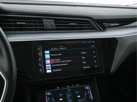 Audi e-tron 55 Quattro Edition 95 kWh [3-Fase-11kW] {SoH-95%} (INCL-BTW) *HEATPUMP | FULL-LED | HEATED-COMFORTSEATS | DIGI-COCKPIT | NAVI-FULLMAP | CAMERA | DAB+ | ECC | PDC | CRUISE | 20''ALU*