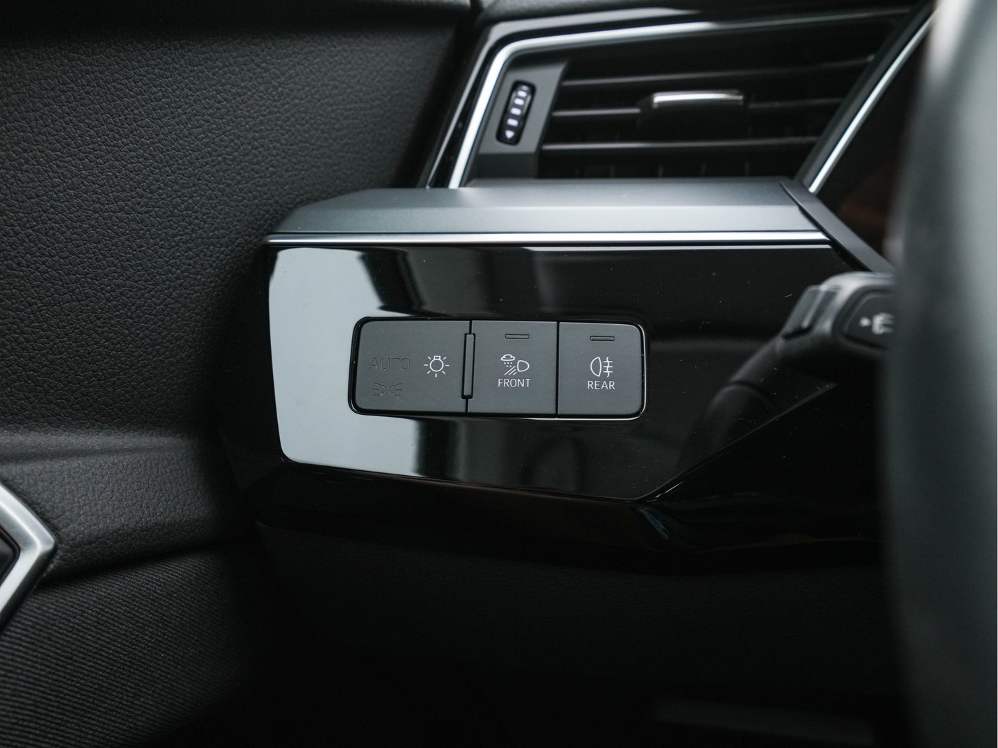 Audi e-tron 55 Quattro Edition 95 kWh [3-Fase-11kW] {SoH-95%} (INCL-BTW) *HEATPUMP | FULL-LED | HEATED-COMFORTSEATS | DIGI-COCKPIT | NAVI-FULLMAP | CAMERA | DAB+ | ECC | PDC | CRUISE | 20''ALU*