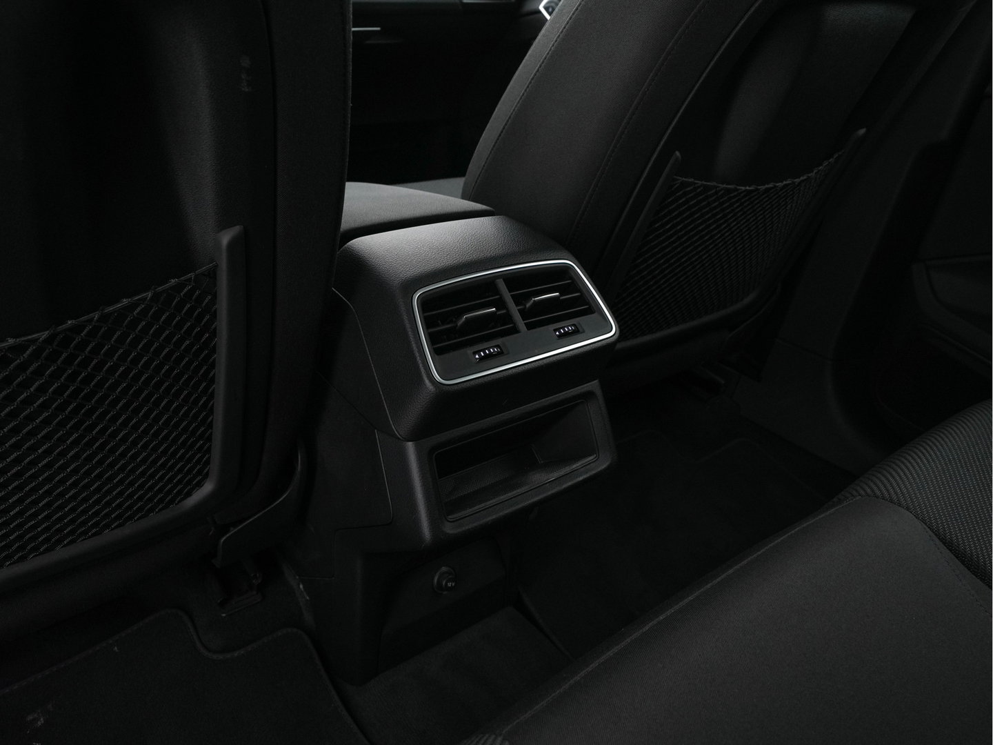 Audi e-tron 55 Quattro Edition 95 kWh [3-Fase-11kW] {SoH-95%} (INCL-BTW) *HEATPUMP | FULL-LED | HEATED-COMFORTSEATS | DIGI-COCKPIT | NAVI-FULLMAP | CAMERA | DAB+ | ECC | PDC | CRUISE | 20''ALU*