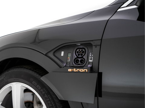 Audi e-tron 55 Quattro Edition 95 kWh [3-Fase-11kW] {SoH-95%} (INCL-BTW) *HEATPUMP | FULL-LED | HEATED-COMFORTSEATS | DIGI-COCKPIT | NAVI-FULLMAP | CAMERA | DAB+ | ECC | PDC | CRUISE | 20''ALU*