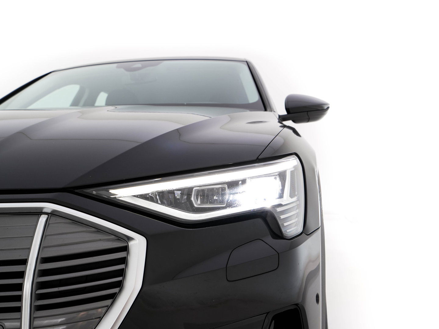 Audi e-tron 55 Quattro Edition 95 kWh [3-Fase-11kW] {SoH-95%} (INCL-BTW) *HEATPUMP | FULL-LED | HEATED-COMFORTSEATS | DIGI-COCKPIT | NAVI-FULLMAP | CAMERA | DAB+ | ECC | PDC | CRUISE | 20''ALU*